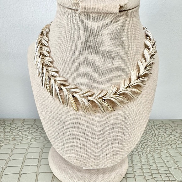 Art Jewelry - Vintage Art Gold Tone Leaf With Faux Pearls And Rhinestone Statement Necklace